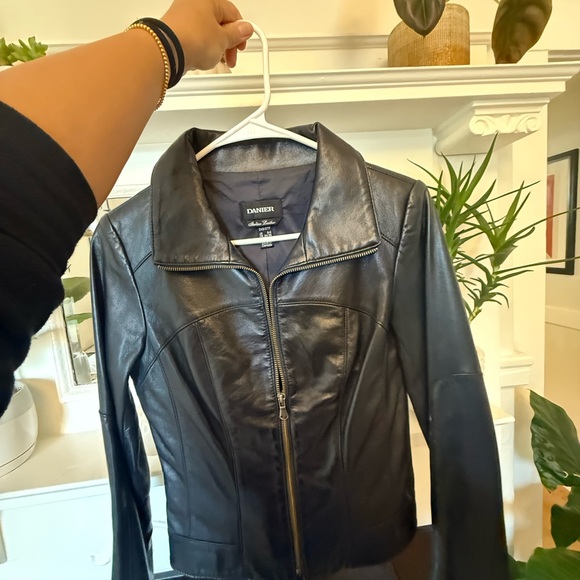 Danier Women's Sleek Black Leather Jacket - Picture 4 of 5